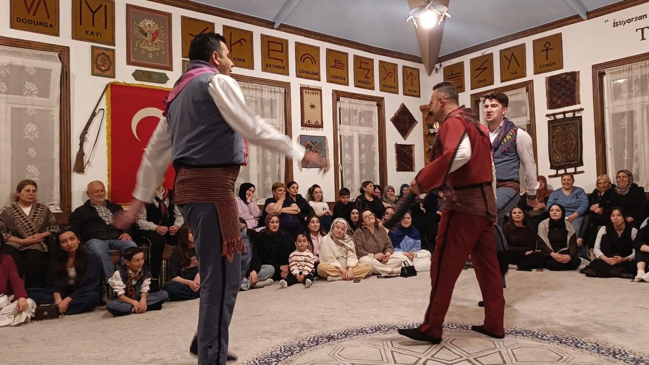 Sandıklı’da Yaren Gecesi Düzenlediler Hem Coştular Hem Coşturdular