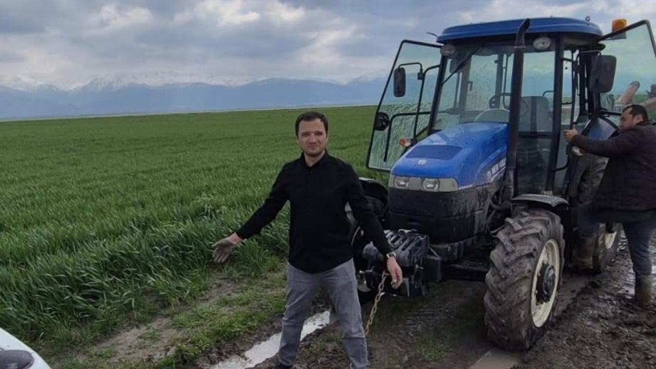 Sultandağı’nda Tarlada Dayanışma: Müdür Sarı Çiftçinin Yanında